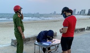 Đà Nẵng: Phạt 12 người không đeo khẩu trang khi đi chợ, đi biển
