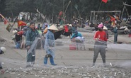 Nhiều người dậy thật sớm rủ nhau ra biển bắt hàng tấn cá trích