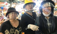 Ba nghệ sĩ mang tiền, mì gói đến tận chợ trao cho người bán vé số