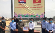 Tặng vật tư y tế cho Campuchia phòng, chống dịch Covid-19