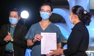 CLIP: Cận cảnh dỡ chốt phong tỏa, cách ly Bệnh viện Bạch Mai