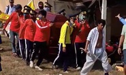 CLIP: Hỗn chiến trên đường đưa tang, nhiều người nhập viện