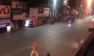 Nam thanh niên rồ ga tông thẳng xe máy Exciter vào cảnh sát tại chốt kiểm dịch Covid-19