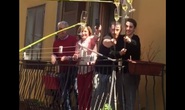 Tròn mắt nhìn cách cụng ly có một không hai của người Ý thời Covid-19