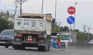CLIP: Ô tô vô tư chạy ngược chiều ngay đường dẫn cao tốc TP HCM - Trung Lương