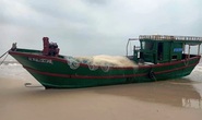 Chiếc tàu ma, nghi tàu cá Trung Quốc trôi dạt vào biển Quảng Bình