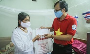 Trao tặng quà của bạn đọc Báo Người Lao Động cho bệnh nhân xóm chạy thận tại Hà Nội