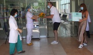 VIDEO: Bệnh nhân Covid-19 ở Quảng Nam xuất viện, cúi chào tặng hoa cho bác sĩ
