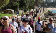 Hàng ngàn người tại điểm nóng Covid-19 ở Úc lại ra bãi biển vui chơi
