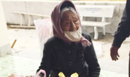 Cụ bà 98 tuổi mang 1 kg gạo, 50 quả trứng tới ủng hộ chống dịch Covid-19