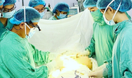 Bỏ quên kim khâu trong mí mắt, túi ngực bị vỡ sau nhiều năm thẩm mỹ