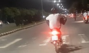 Xử phạt nam thanh niên lái xe máy bằng 2 chân trên đường phố Đà Nẵng