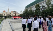 Lãnh đạo TP HCM chào cờ kỷ niệm 130 năm Ngày sinh Chủ tịch Hồ Chí Minh