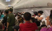 Hai hành khách bị áp tải rời máy bay từ Hà Nội đi TP HCM