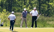 Ông Trump đáp trả chỉ trích chơi golf giữa khủng hoảng Covid-19