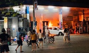 Lùi ôtô bất cẩn khi vào đổ xăng khiến cây xăng bốc cháy