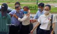 Người nhà dìu cựu trưởng Công an TP Thanh Hóa tới tòa