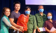 Nghệ sĩ Võ Minh Lâm xúc động trao quà công nhân sân khấu tại Nhà hát Trần Hữu Trang