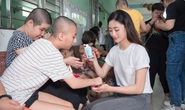 Hoa hậu Tiểu Vy, Lương Thùy Linh tặng quà trẻ mồ côi nhân dịp 1-6
