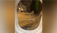 Nữ hành khách thất tình đấm nứt cửa sổ, máy bay hạ cánh khẩn cấp