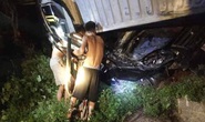 Tai nạn kinh hoàng xe container đè bẹp xe khách Limousine, 3 người tử vong