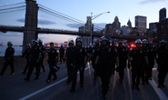 Biểu tình tại Mỹ: Xe hơi lao vào cảnh sát ở New York