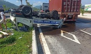 Bị xe đầu kéo tông từ phía sau, ô tô của CSGT lật, 2 cán bộ bị thương