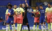 Thảm bại trước Chelsea, Man City dâng ngôi vô địch cho Liverpool