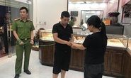 Lời khai của thanh niên mặc áo sơ mi trắng cướp tiệm vàng