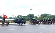 Sáng 8-6, kỵ binh Cảnh sát cơ động diễu hành tại đường Độc Lập
