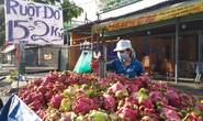 Còn 15.000 đồng/2kg, thanh long lại đổ đống, bán đầy đường TP HCM