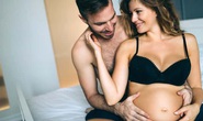 Mẹ làm chuyện ấy khi thai 4 tháng, con có... khó chịu?