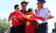 Xúc động hình ảnh ngư dân Cù Lao Chàm thay cờ Tổ quốc trên tàu cá