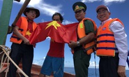 Trao cờ Tổ quốc cho ngư dân giữa trùng khơi ở Phú Quốc