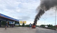 Đang đỗ ở cây xăng, xe đầu kéo bốc cháy dữ dội