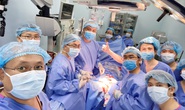 12 giờ cứu súng của thanh niên bị... phòng khám làm hư!