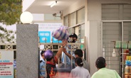 Nhân viên y tế đóng vai người vận chuyển ở bệnh viện bị phong tỏa tại Đà Nẵng