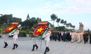 Sáng sớm, lãnh đạo TP HCM, Quân khu 7 dâng hương tưởng niệm các anh hùng liệt sĩ