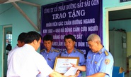 Khen thưởng nam nhân viên gác chắn cứu người