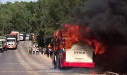 Xe khách chở 16 người bốc cháy dữ dội