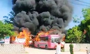 Bất thường 6 ôtô 29-45 chỗ đưa đón công nhân bốc cháy dữ dội