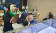 Giá vàng rớt cả chục triệu đồng/lượng, nhiều người tranh thủ mua vào