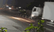 CLIP: Hãi hùng xe tải mất lái, cày xới dải phân cách lúc rạng sáng