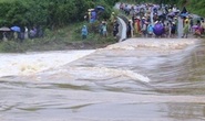 Huy động 300 người tìm kiếm người đàn ông đi xe máy qua tràn bị lũ cuốn trôi