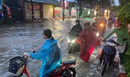 Đồng Nai: Mưa lớn, xe máy bơi trên phố như sông