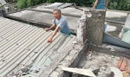 Sau tiếng nổ lớn, tảng đá bay từ mỏ đá đâm thủng mái tôn nhà dân