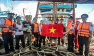 Tặng cờ Tổ quốc, tặng quà cho quân, dân trên đảo Bạch Long Vỹ