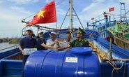 Trao cờ Tổ quốc cho ngư dân tại huyện Xuyên Mộc