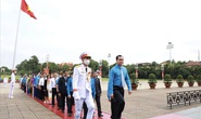 Đại biểu dự Đại hội thi đua yêu nước trong CNVC-LĐ báo công dâng Bác