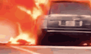 Xe sang Range Rover bốc cháy ngùn ngụt trên cầu